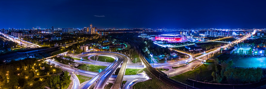 夜间莫斯科高速公路交叉口交通轨迹的夜景全景图片