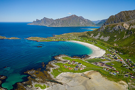 全景海滩掠夺岛挪威诺德兰县的个群岛以独特的风景而闻名,戏剧的山脉山峰,开阔的大海庇护的海湾,海滩图片