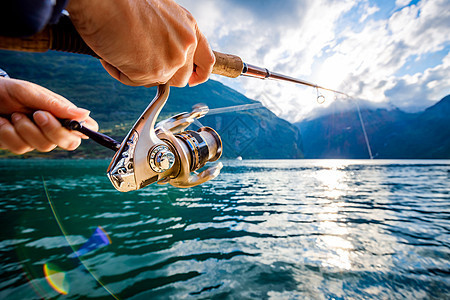 挪威钓鱼的女人收钓鱼竿图片