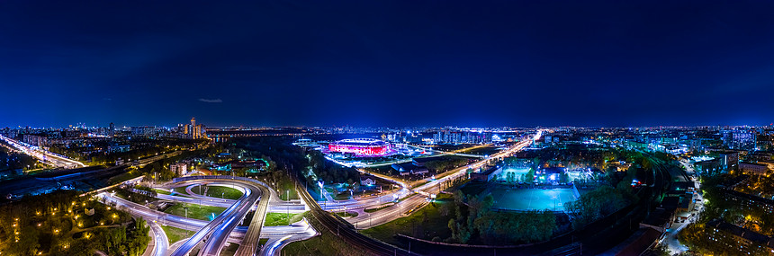 夜间莫斯科高速公路交叉口交通轨迹的夜景全景图片
