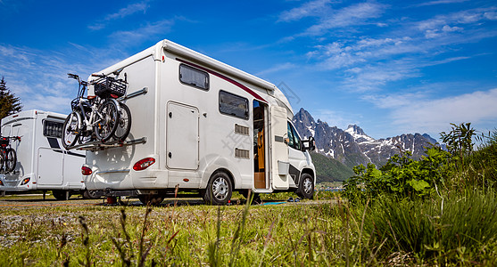 货车车队家庭度假旅行RV,假日旅行汽车之家,商队汽车度假背景