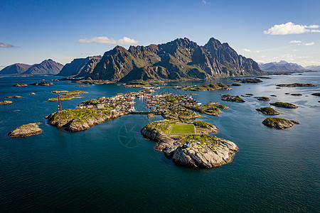 全景掠夺者挪威诺德兰县的个群岛以独特的风景而闻名,有戏剧的山脉山峰,开阔的大海庇护的海湾,海滩未触及的土地图片