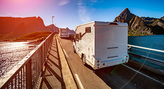 VR大篷车高速公路上行驶旅游度假旅游美丽的自然挪威自然景观图片