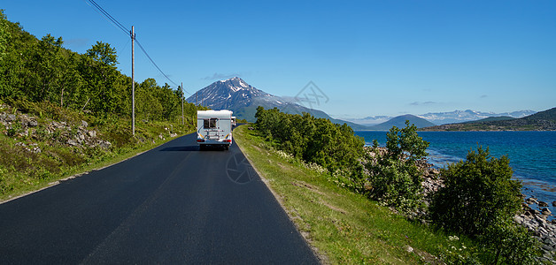 VR大篷车高速公路上行驶旅游度假旅游美丽的自然挪威自然景观图片