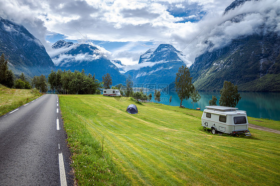 家庭度假旅行RV,假日旅行汽车之家,商队汽车度假美丽的自然挪威自然景观图片