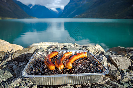 次烧烤网格上烧烤香肠美丽的自然挪威自然景观图片