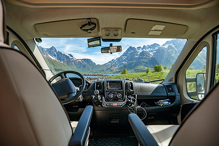 汽车之家房车的窗户看到挪威美丽的自然洛瓦尼特湖洛达尔山谷图片