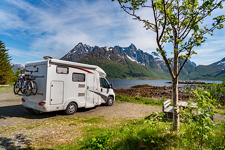 共享自行车家庭度假旅行RV,假日旅行汽车之家,商队汽车度假美丽的自然挪威自然景观背景