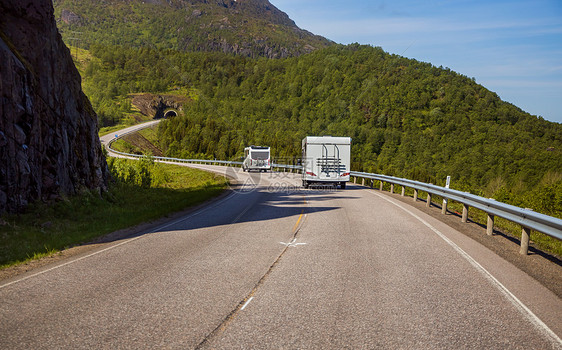 VR大篷车高速公路上行驶旅游度假旅游美丽的自然挪威自然景观图片
