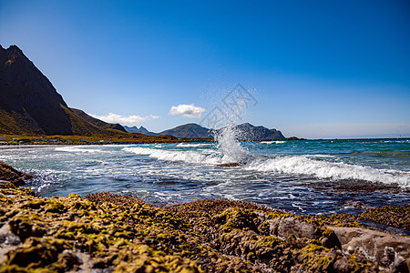 海滩掠夺岛挪威诺德兰县的个群岛以独特的风景而闻名,有戏剧的山脉山峰,开阔的大海庇护的海湾,海滩图片