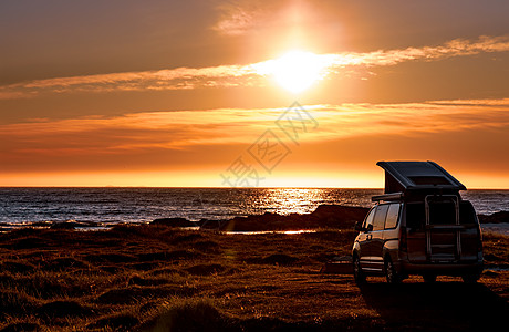 日落时海滩上的野营车小货车美丽的自然挪威自然景观掠夺海滩图片