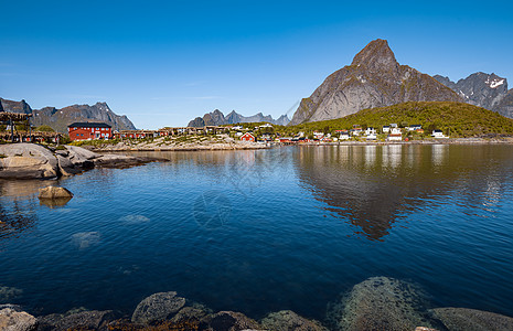 全景掠夺者挪威诺德兰县的个群岛以独特的风景而闻名,有戏剧的山脉山峰,开阔的大海庇护的海湾,海滩未触及的土地图片