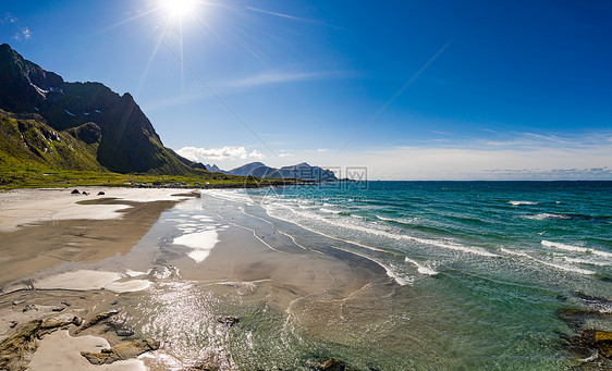 海滩掠夺岛挪威诺德兰县的个群岛以独特的风景而闻名,有戏剧的山脉山峰,开阔的大海庇护的海湾,海滩图片