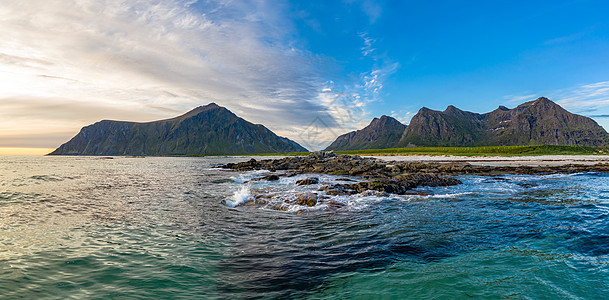 全景海滩掠夺岛挪威诺德兰县的个群岛以独特的风景而闻名,有戏剧的山脉山峰,开阔的大海庇护的海湾,海滩图片