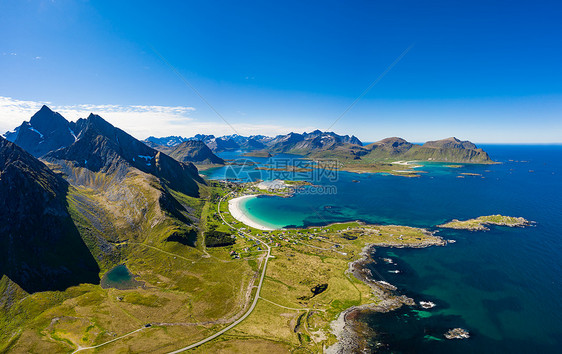全景海滩掠夺岛挪威诺德兰县的个群岛以独特的风景而闻名,有戏剧的山脉山峰,开阔的大海庇护的海湾,海滩图片