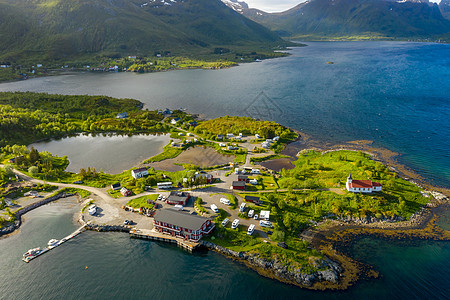 美丽的自然挪威自然景观营地的鸟瞰放松家庭度假旅行,度假旅行汽车房车图片