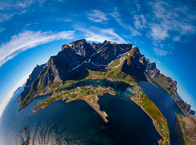 迷你星球掠夺者挪威诺德兰县的个群岛以独特的风景而闻名,有戏剧的山脉山峰,开阔的大海庇护的海湾,海滩未触及的土地图片
