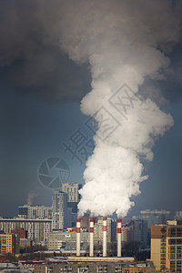 来自烟囱的工业烟雾图片