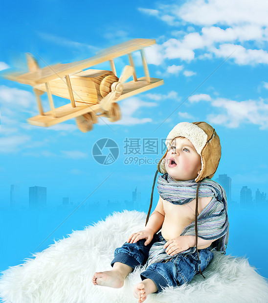 小飞行员看着玩具飞机图片