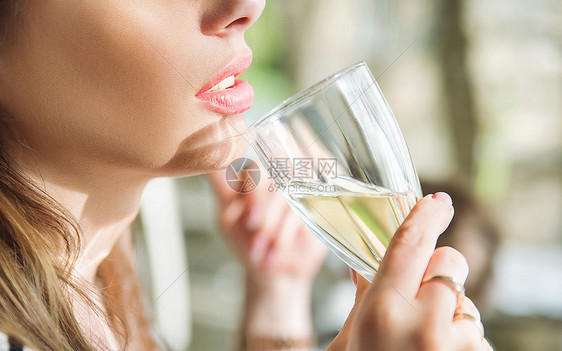 年轻女性顾客高脚杯喝酒图片