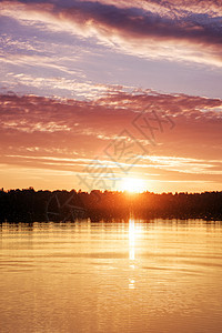 清澈的湖面上美丽的日落图片