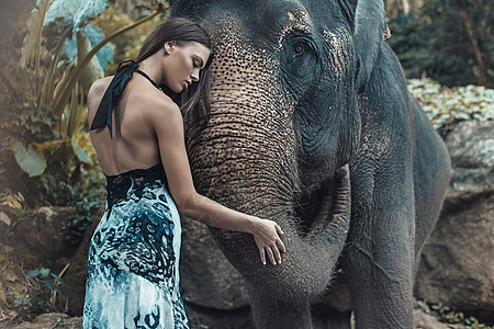 漂亮的女人拥抱只可爱的印度大象图片