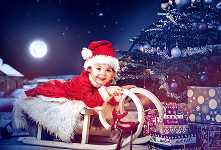 圣诞老人派礼物躺木制雪橇上的可爱女孩的艺术肖像背景