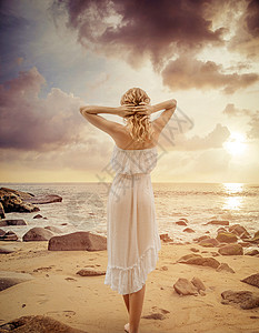 石螺口海滩迷人的年轻女士夏天的海滩上散步背景