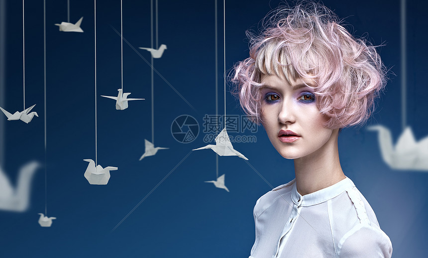 年轻的女人有着五颜六色的气味