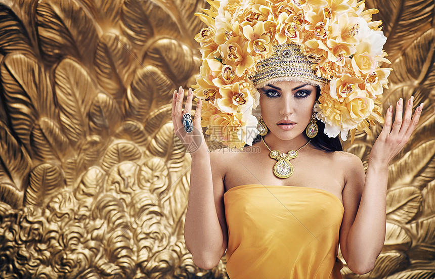 金色的,漂亮的女王金色的背景上