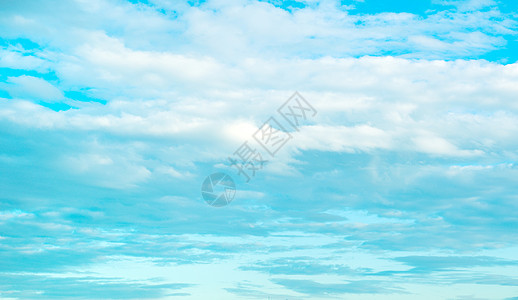 美丽的蓝天许多蓬松的云图片