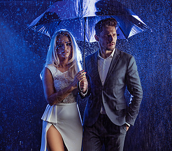 年轻夫妇雨天摆姿势的时尚风格肖像图片