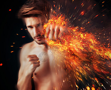 英俊的运动员用火焰击打他肌肉发达的手臂图片