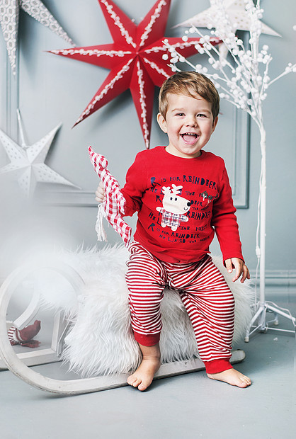 快乐的孩子坐圣诞雪橇上图片