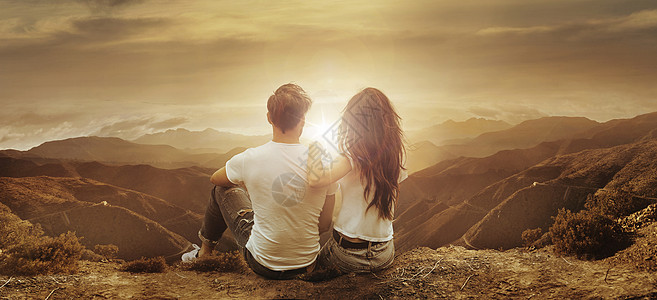 年轻放松的夫妇看着美丽的日落图片