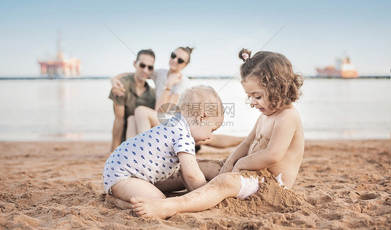 欢快的家庭沙滩上玩得开心,夏天的肖像图片