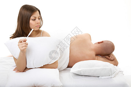 女人看着熟睡的男人,知道它的怀孕图片