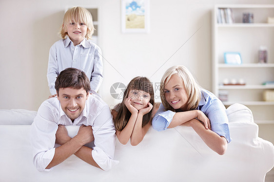 幸福的年轻家庭孩子家图片
