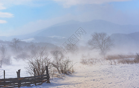 罗马尼亚山区暴风雨中的冬田图片