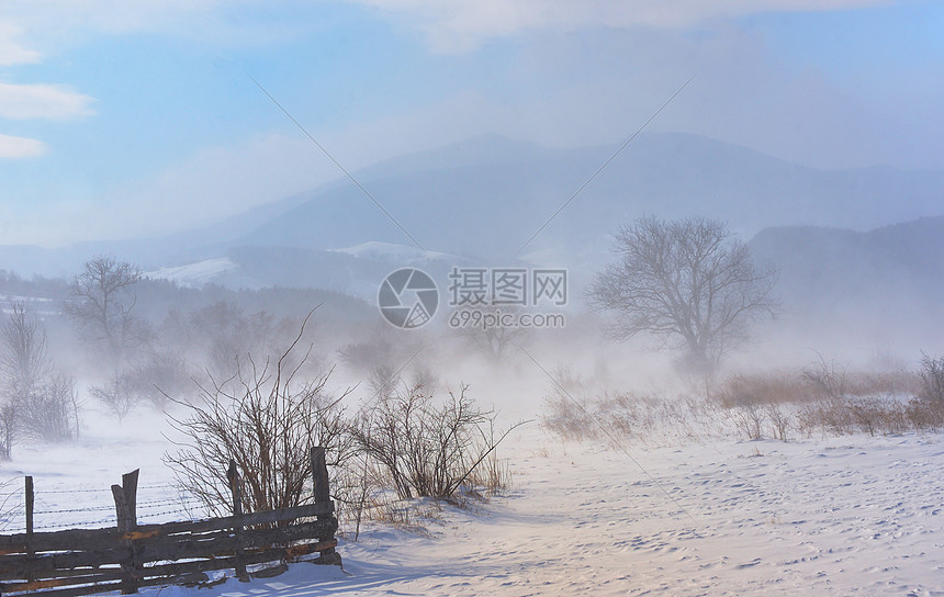 罗马尼亚山区暴风雨中的冬田图片