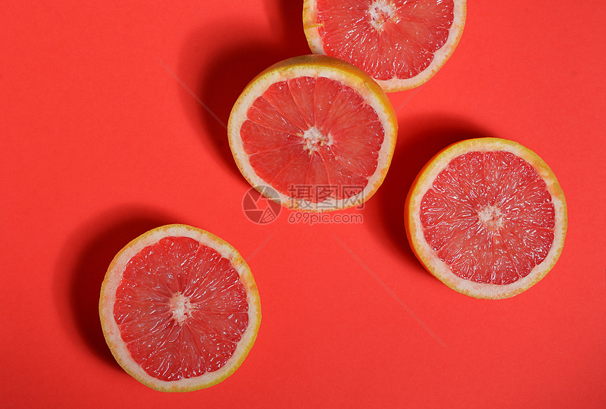 红色葡萄柚半红色背景上图片