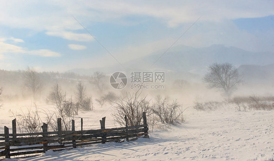 罗马尼亚山区暴风雨中的冬田图片