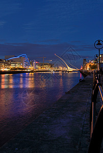 塞缪尔贝克特大桥都柏林市中心晚上图片