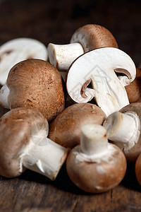 木制厨房桌子上的蘑菇图片