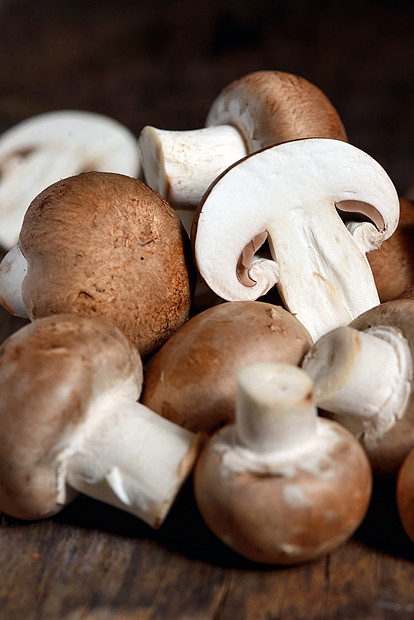 木制厨房桌子上的蘑菇图片