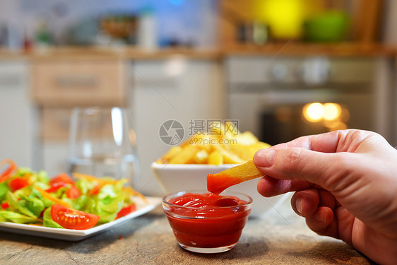 沙拉炸薯条蘸番茄酱图片