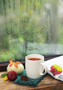 杯靠近南瓜的茶,雨天看书图片