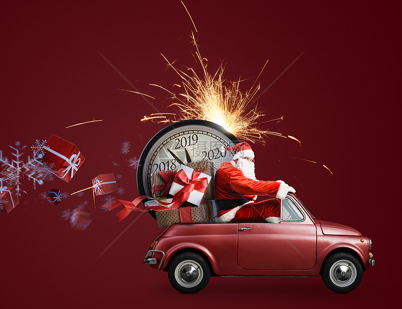圣诞节倒计时到来圣诞老人汽车上送新年礼物时钟红色背景汽车上的圣诞老人倒计时图片