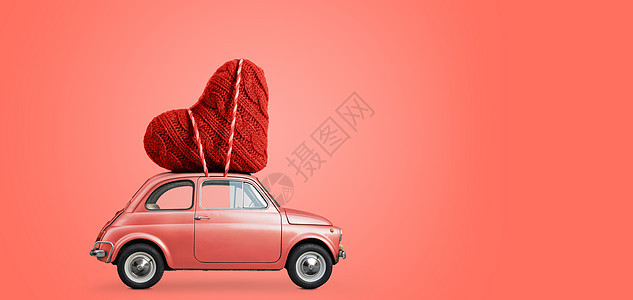 活珊瑚复古玩具汽车,为情人节提供珊瑚背景的工艺心脏玩具汽车传递心脏图片