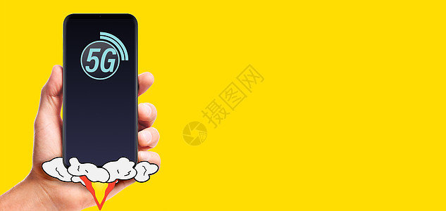男手持启动5g智能手机,黄色背景上手握5g智能手机图片